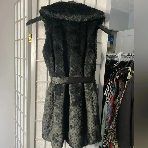 Black Faux Fur vest with waist tie - Size XS to Small - Picture 2 of 4